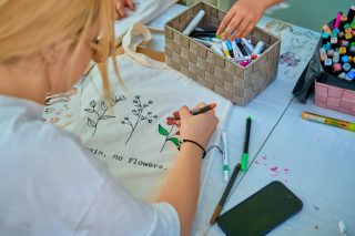 Atelier pictura pe plase, mama-fiica Atelier pictura pe plase, mama-fiica