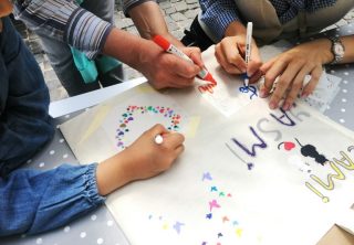 Atelier pictura pe plase, 3 generatii, bunica-mama-fiica Atelier pictura pe plase, 3 generatii, bunica-mama-fiica